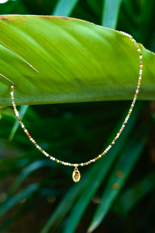 Collar ojo de tigre con charm brillante