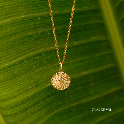 Collar Vega - acero inoxidable bañado en oro 18k