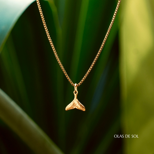 Collar Cola de ballena - acero inoxidable bañado en oro 18k