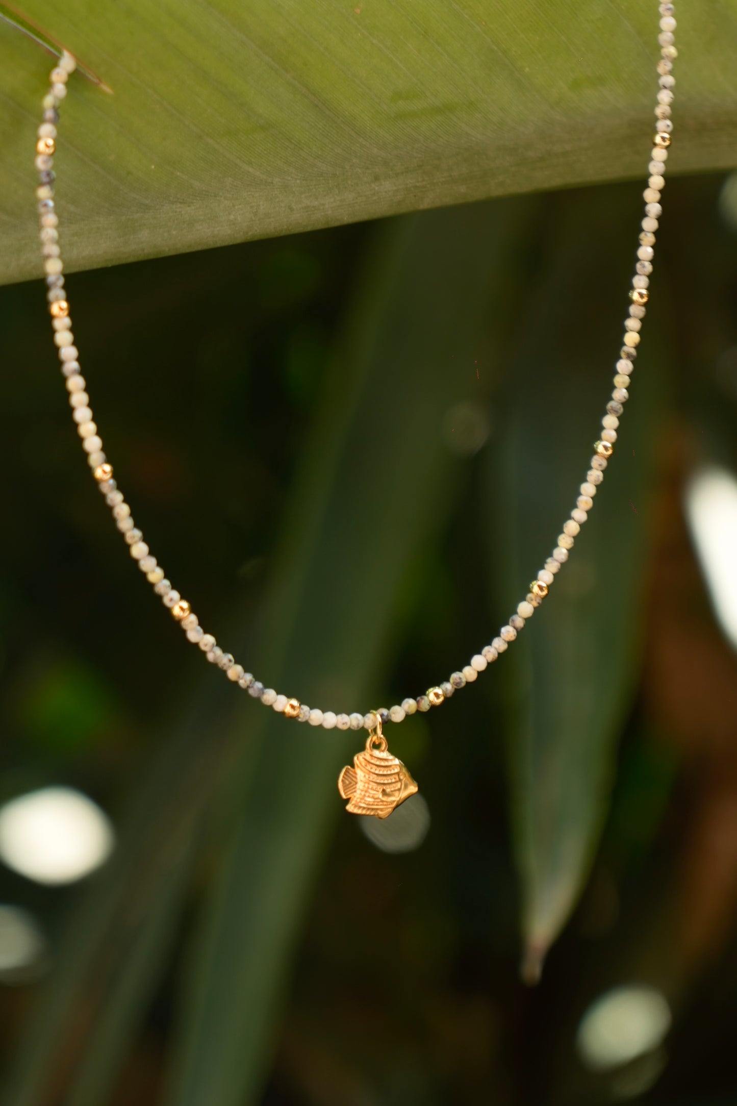 Collar Jaspe con charm pez